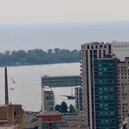 Apartment/2Bedrooms/2 Full Bathrooms/Free Parking Торонто Екстериор снимка