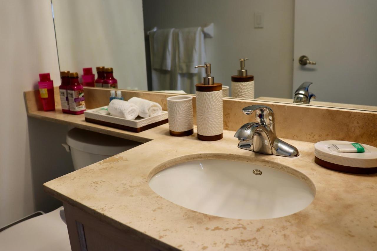 Apartment/2Bedrooms/2 Full Bathrooms/Free Parking Торонто Екстериор снимка