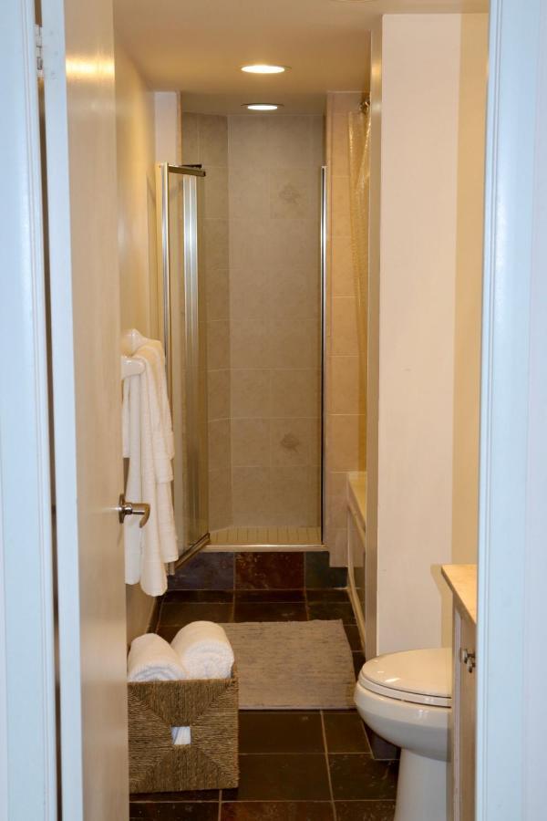 Apartment/2Bedrooms/2 Full Bathrooms/Free Parking Торонто Екстериор снимка