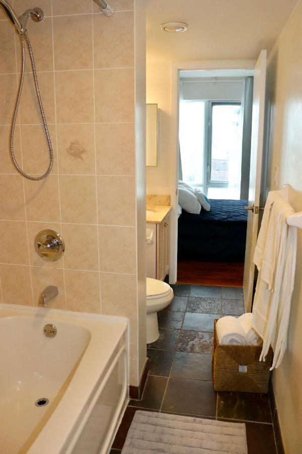 Apartment/2Bedrooms/2 Full Bathrooms/Free Parking Торонто Екстериор снимка