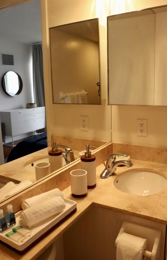 Apartment/2Bedrooms/2 Full Bathrooms/Free Parking Торонто Екстериор снимка