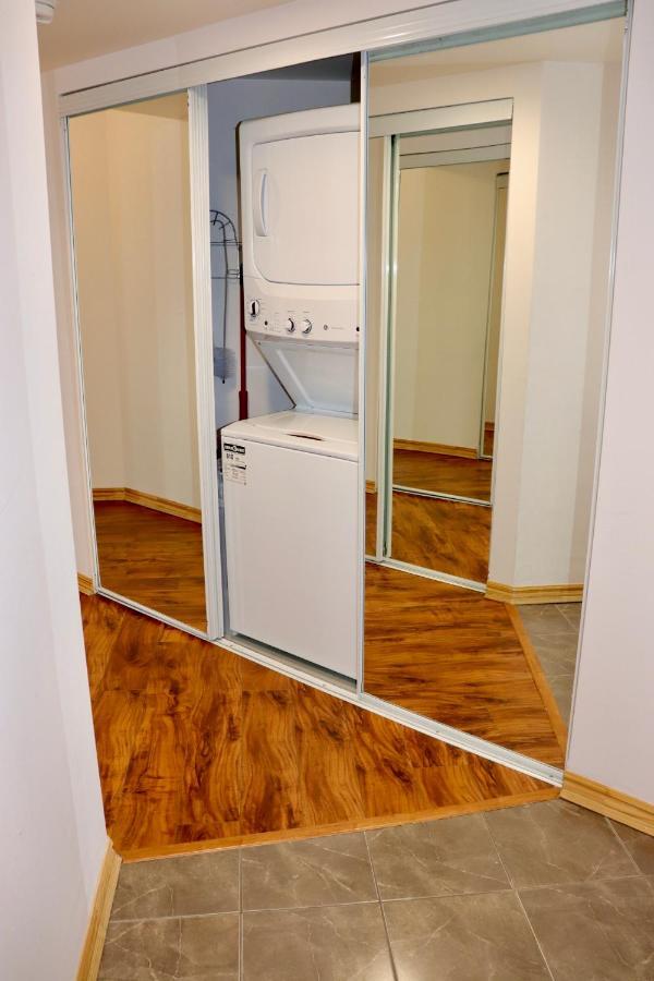 Apartment/2Bedrooms/2 Full Bathrooms/Free Parking Торонто Екстериор снимка