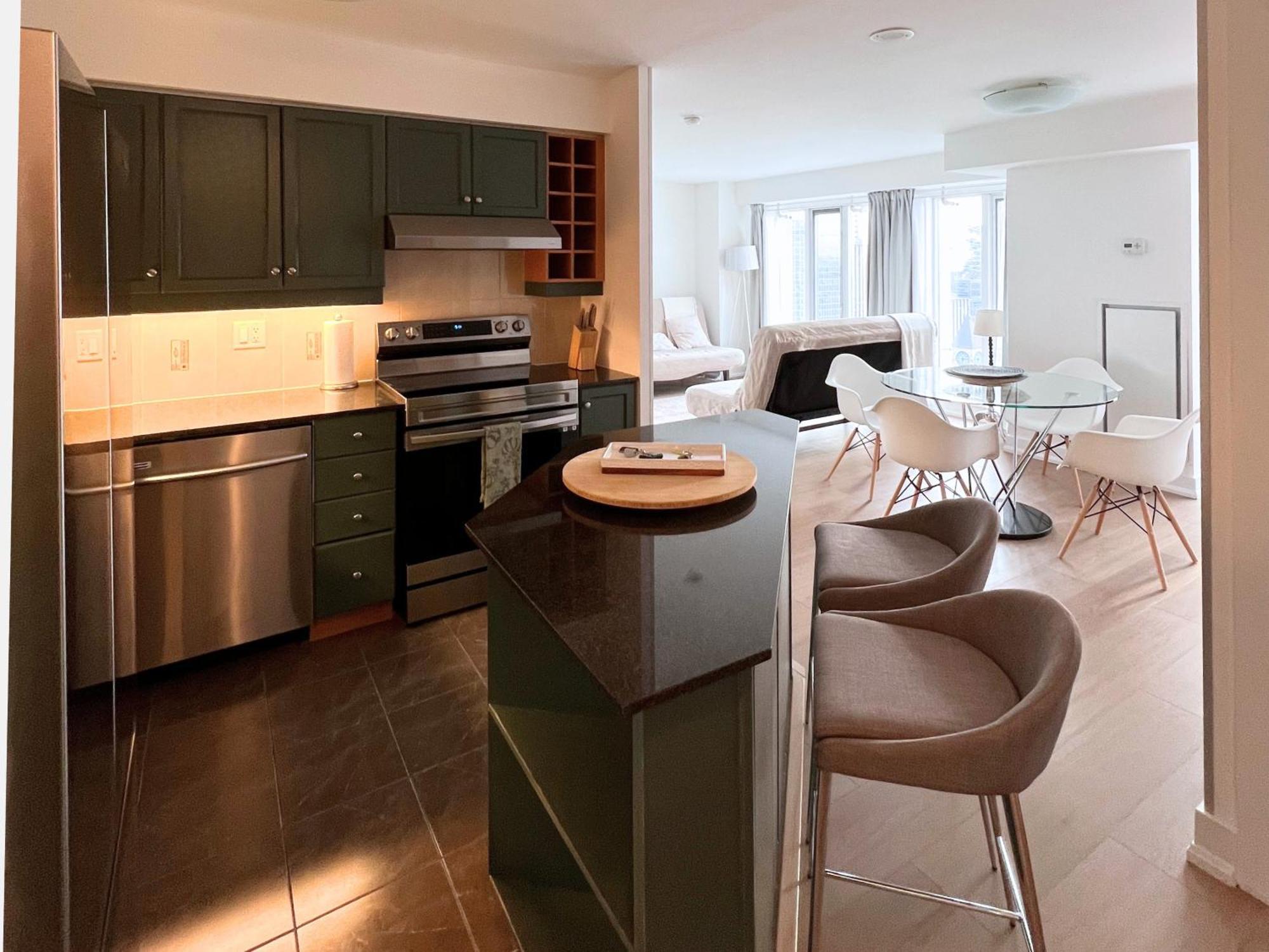 Apartment/2Bedrooms/2 Full Bathrooms/Free Parking Торонто Екстериор снимка